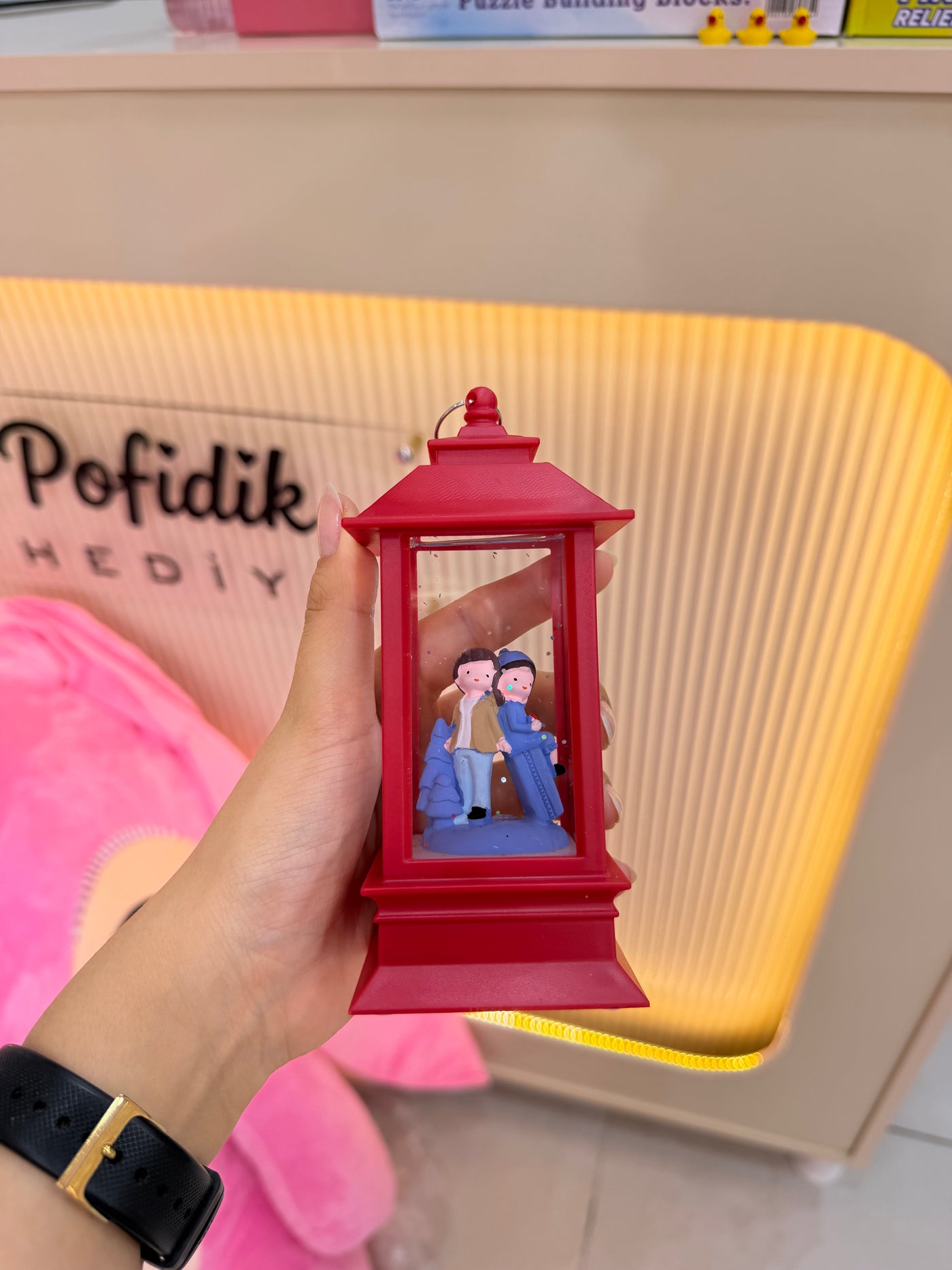 Nostaljik Kırmızı Fener Romantik Çift Temalı Işıklı Kar Küresi Pofidik Hediye