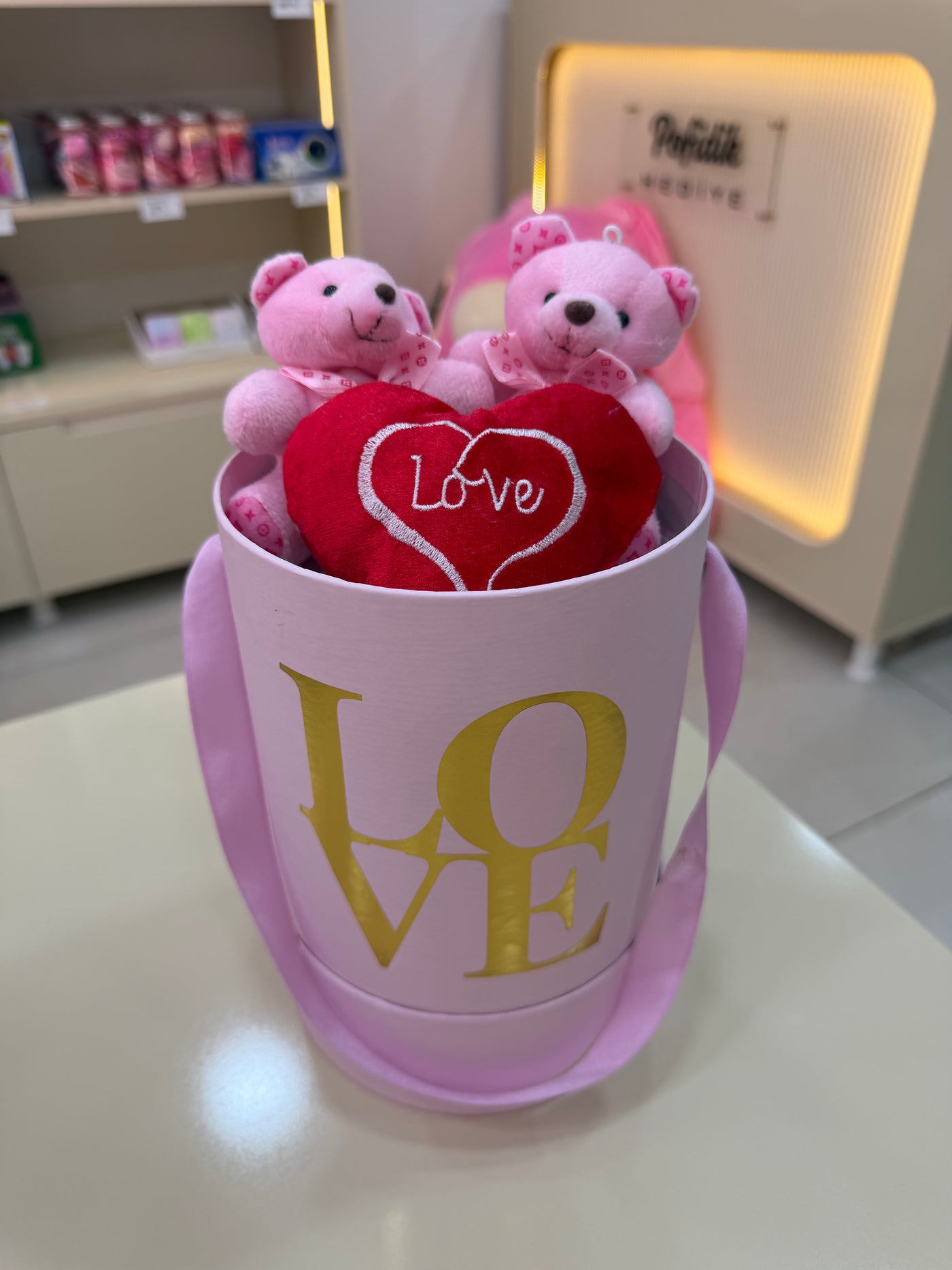 Aşk Dolu Pembe Kutu Seti - Gold LOVE Baskılı & Kalpli Çift Ayıcık Pofidik Hediye