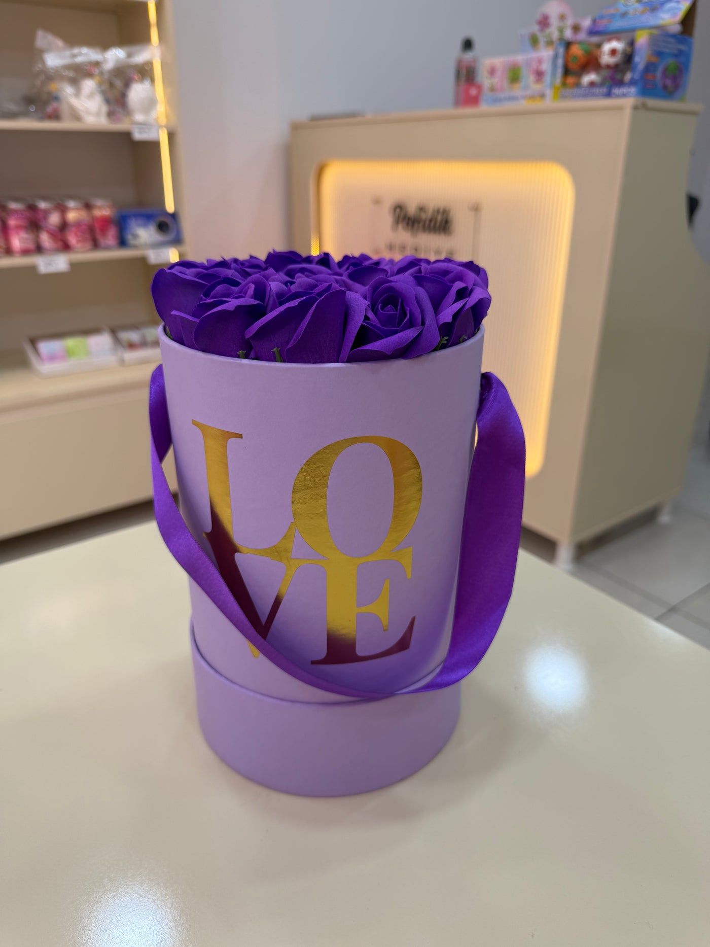 Mor Gül Aranjmanlı LOVE Kutusu - Lila Kumaş Askılı Özel Tasarım Pofidik Hediye