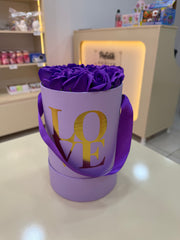 Mor Gül Aranjmanlı LOVE Kutusu - Lila Kumaş Askılı Özel Tasarım Pofidik Hediye