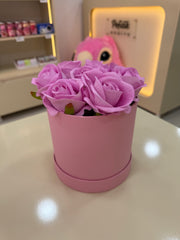 Pembe Silindir Kutuda Lila Güller - Minimalist Hediye Kutusu Pofidik Hediye
