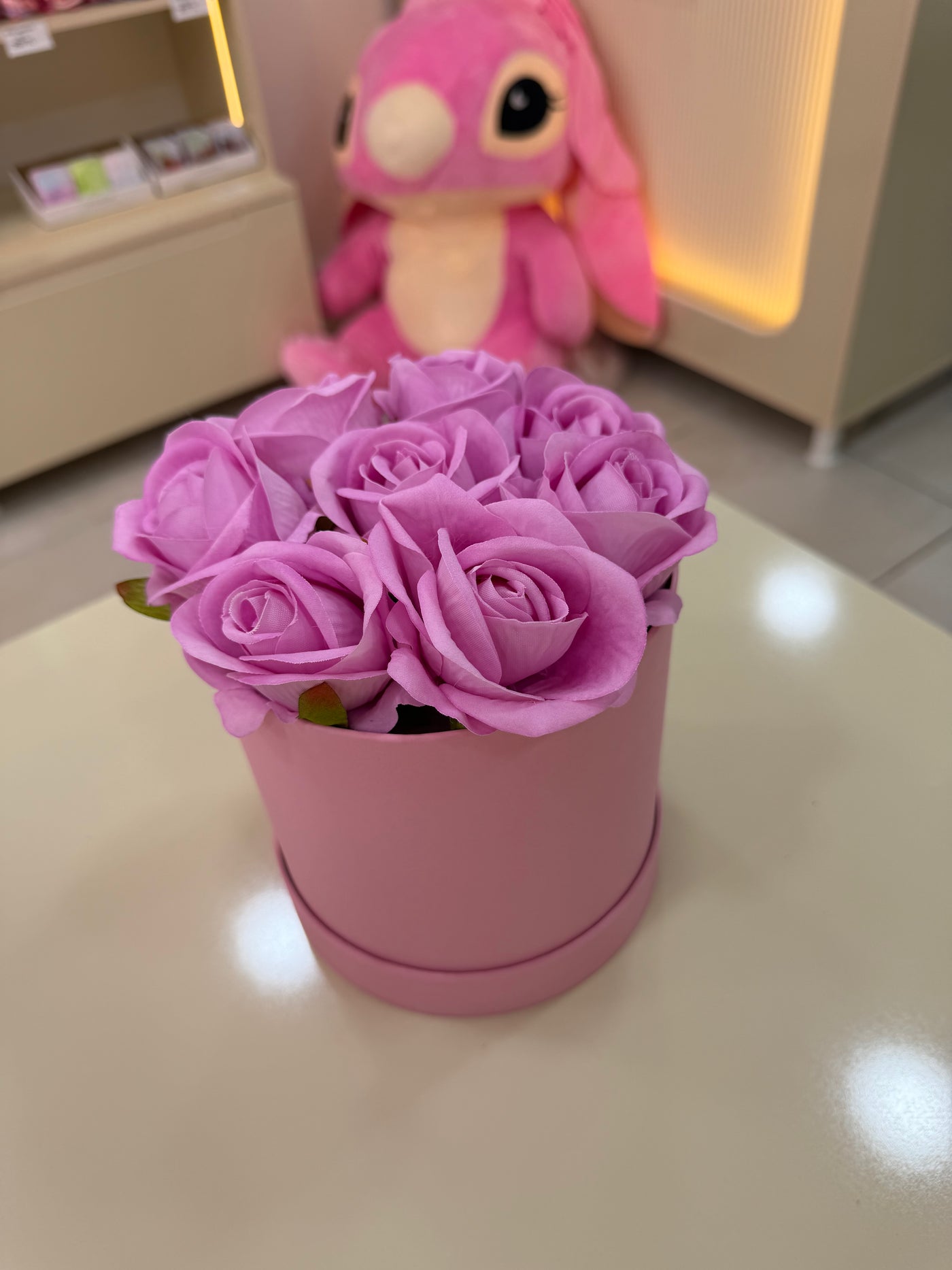 Pembe Silindir Kutuda Lila Güller - Minimalist Hediye Kutusu Pofidik Hediye