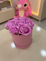 Pembe Silindir Kutuda Lila Güller - Minimalist Hediye Kutusu Pofidik Hediye