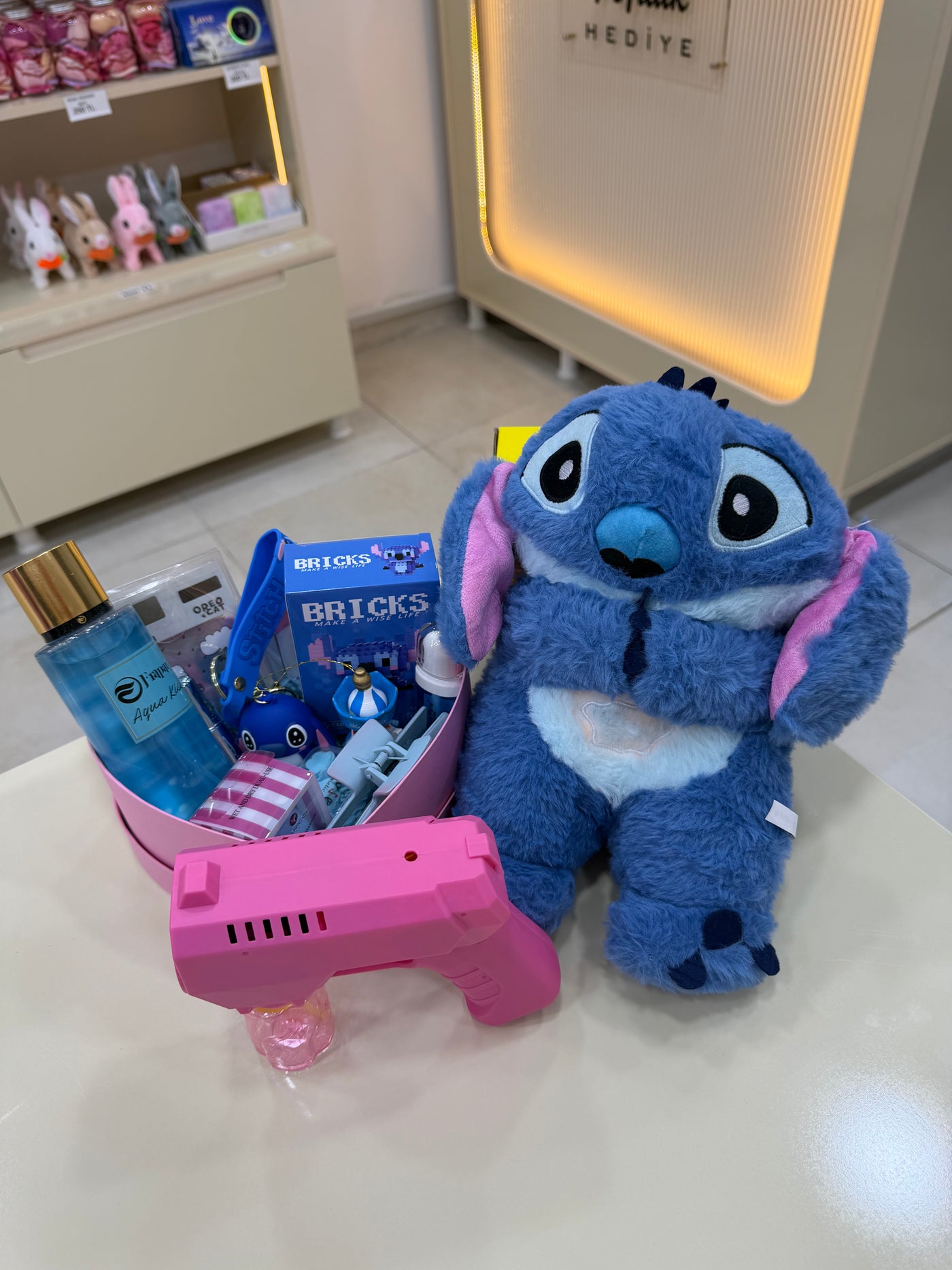 Pembe Mavi Masalı – Sevimli Stitch Peluşlu & Pembe Köpük Tabancalı Hediye Seti Pofidik Hediye