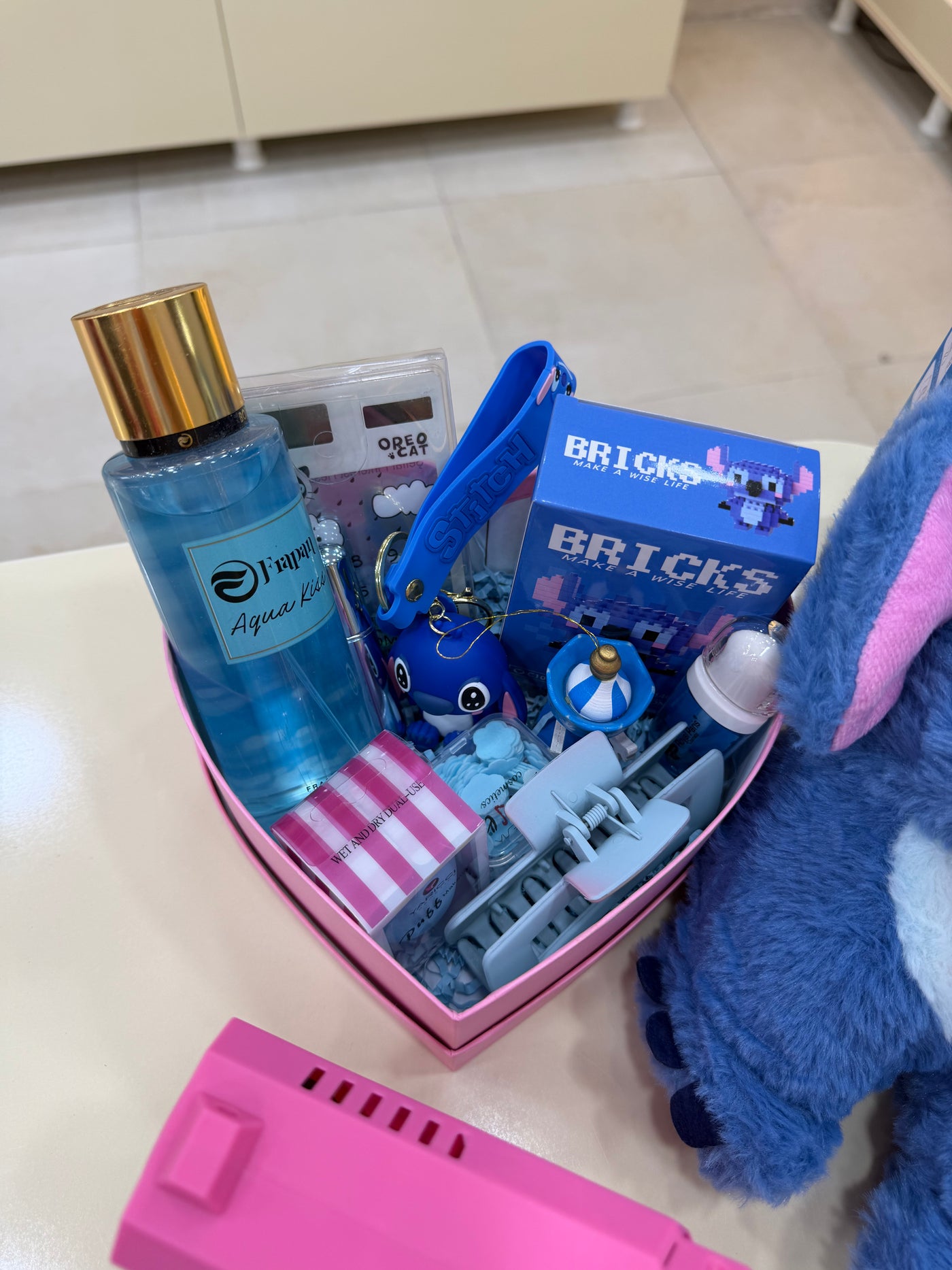 Pembe Mavi Masalı – Sevimli Stitch Peluşlu & Pembe Köpük Tabancalı Hediye Seti Pofidik Hediye